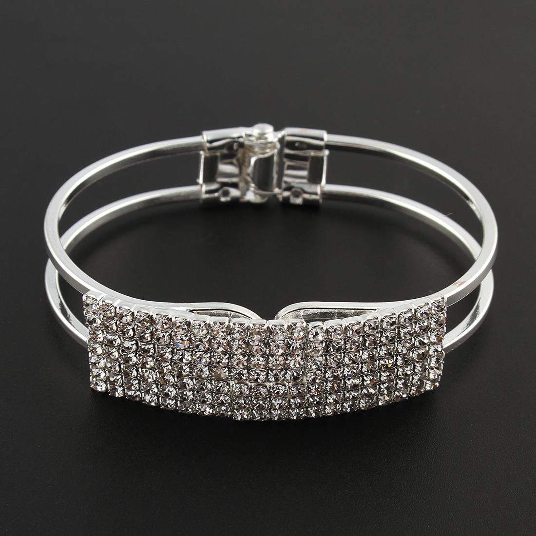 Stelt armband med strass