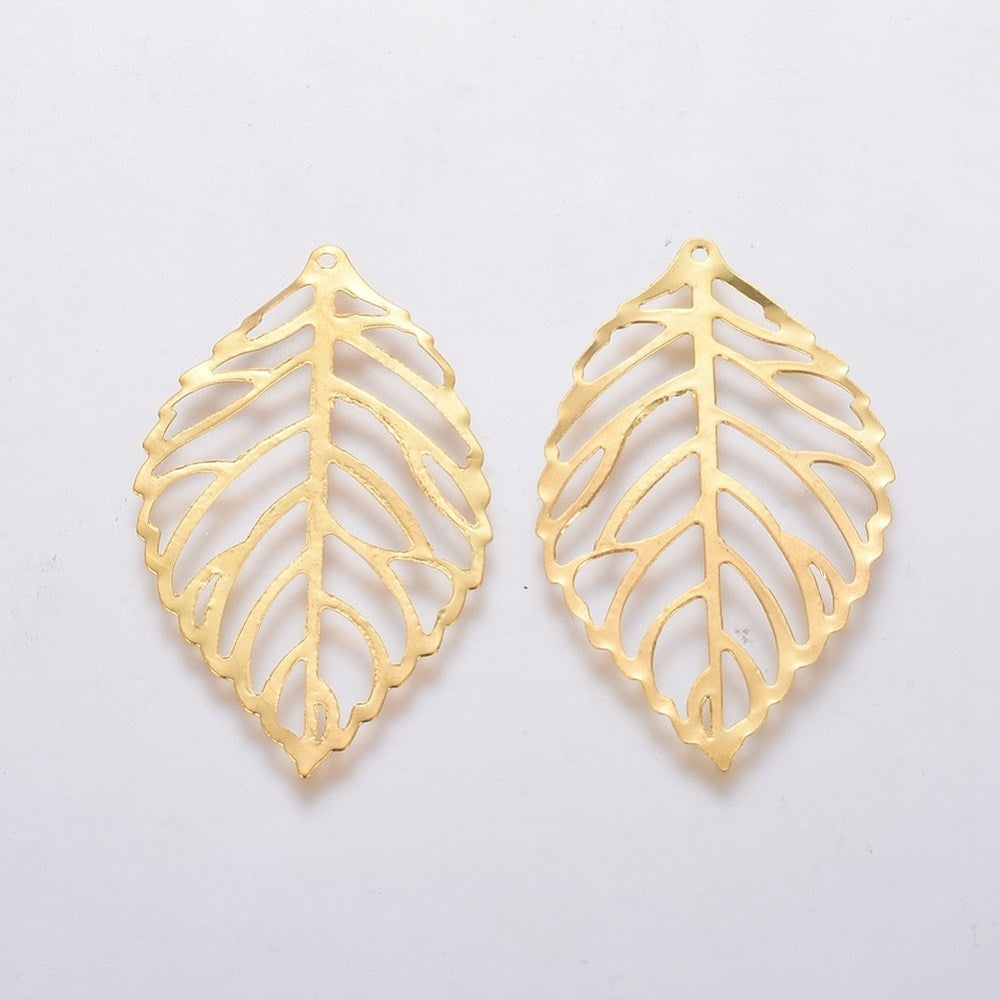 STORPACK! 10st löv guldfärgade metallhängen - 44mm